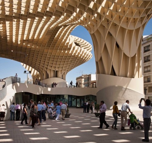 Metropol Parasol, laje suspensa sob a cobertura de madeira, Sevilha. J. Mayer H. Architects, 2004<br />Foto Fernando Alda 