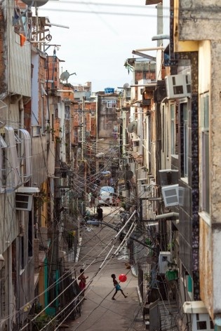 Favela da Maré, uma das poucas favelas da cidade que não está situada no alto dos morros, Rio de Janeiro RJ<br />Foto Tuca Vieira 