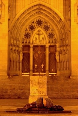 Morador de rua no marco zero da Praça da Sé, diante da catedral. Em 2004, seis moradores de rua foram assassinados e nove ficaram feridos após serem atacados enquanto dormiam, no centro da capital paulista, São Paulo SP<br />Foto Tuca Vieira 