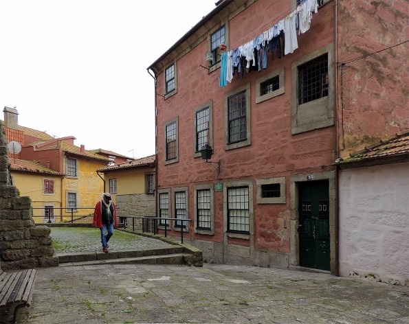 Porto, rua São Francisco de Borja, no Barredo, paisagem cotidiana mesclando casario reabilitado e espaço público reurbanizado<br />Foto Andréa da Rosa Sampaio, 2016 