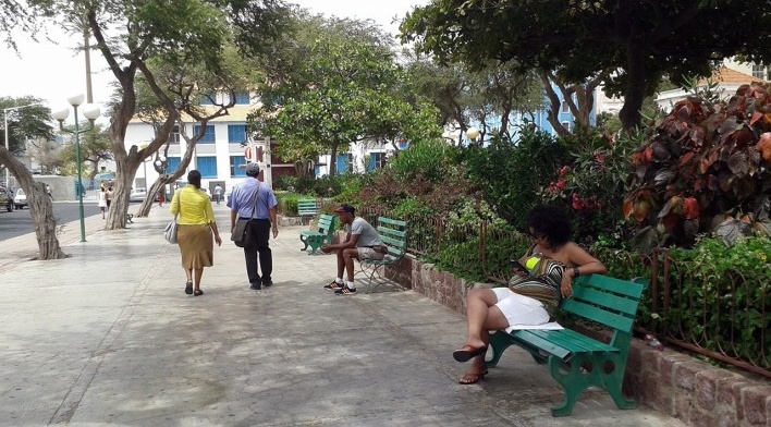 Mindelo, Praça Amílcar Cabral. A boa qualidade do espaço colaboram para a vitalidade da praça<br />Foto Marcela Santana, 2016 
