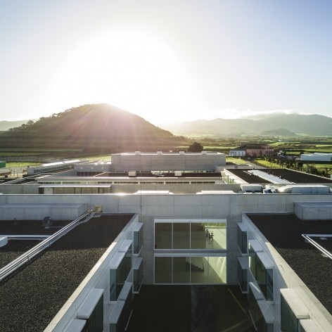 Escola Gaspar Frutuoso, Ribeira Grande, Azores, Portugal, 2016. Arquiteto Carlos Almeida Marques<br />Foto Fernando Guerra 