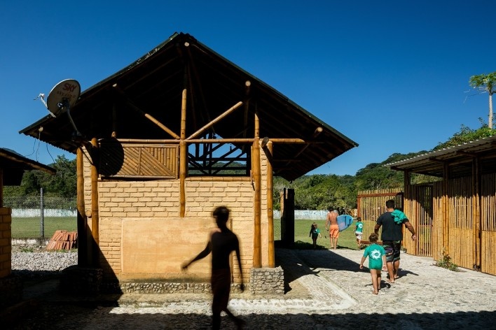 Centro comunitário Camburi, Ubatuba SP Brasil, 2018. CRU! Architects, Sven Mouton, Reintje Jacobs, Britt Christiaense e Jan Detavernier<br />Foto Nelson Kon 