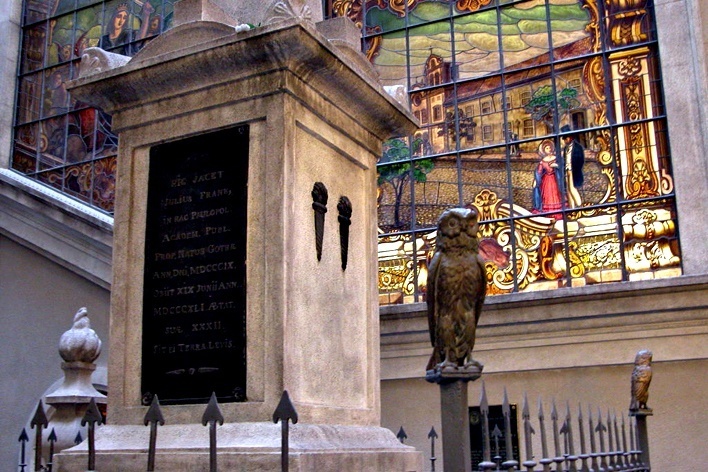 Túmulo na Faculdade de Direito do Largo São Francisco<br />Foto Flávio Magalhães  [Guia "Dez roteiros históricos a pé em São Paulo"]