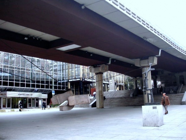 Museu de esculturas ao ar livre, sob viaduto no Paseo de la Castellana<br />Foto Ana Paula Medeiros 
