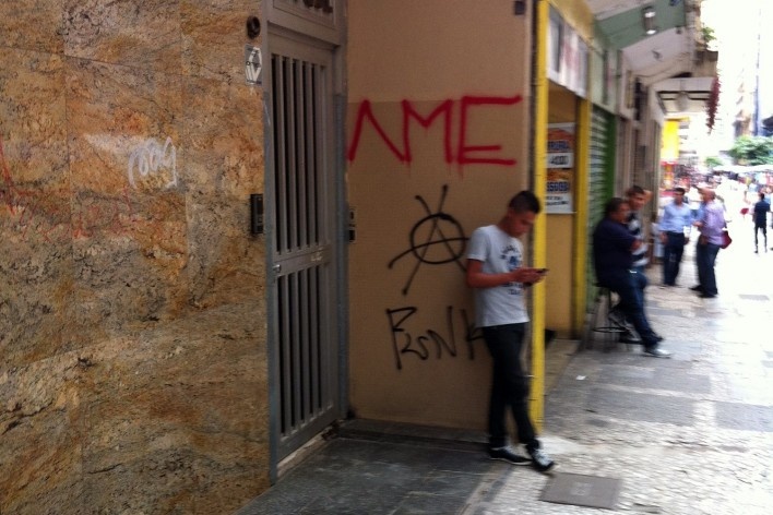 “Ame”, parede na Rua Dom José Gaspar, Centro, São Paulo<br />Foto Valdir Zwetsch 