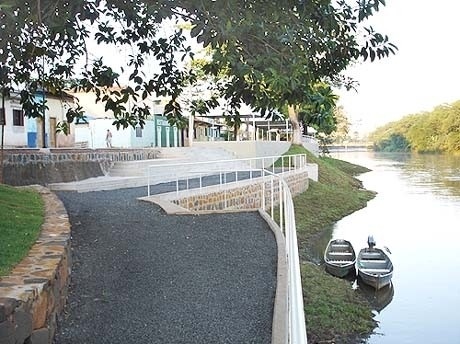 Trilha: Piso permeável para pedestres e pescadores ao longo da margem<br />Foto dos colaboradores do projeto 