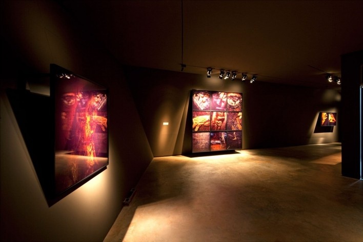 Vista interna do espaço de exposição do pavimento superior<br />Foto Leonardo Finotti 