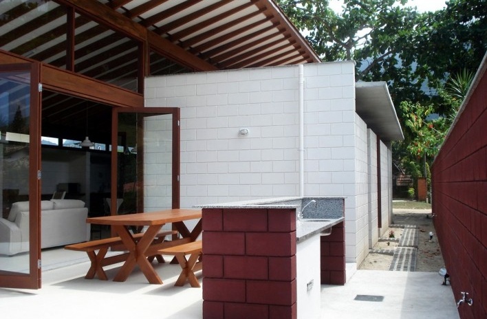 Residência em Guaecá, São Sebastião SP Brasil, 2006. Arquitetos Henrique Fina, Luis Mauro Freire e Maria do Carmo Vilariño (autores) / Projeto Paulista<br />Foto Luis Mauro Freire 