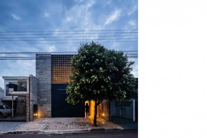 Casa-ateliê da Vila Charlote, vista frontal noturna, Presidente Prudente SP, arquiteta Cristiana Pasquini<br />Foto Pedro Kok 