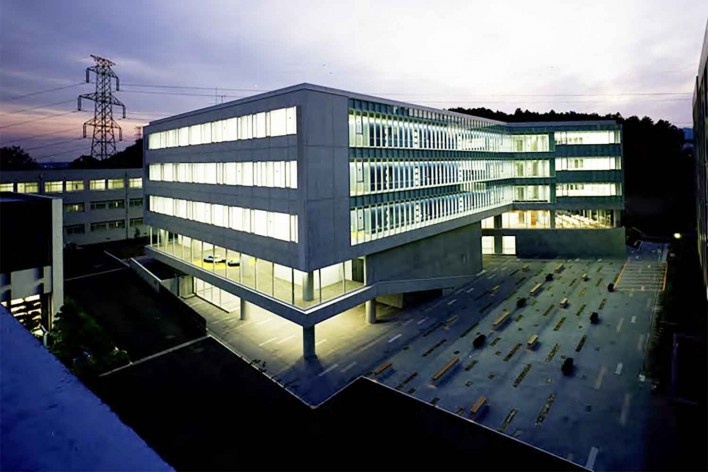 Escola de Administração, pilotis e vazios nos andares inferiores inspiram-se nas representações dos mundos flutuantes das tradicionais gravuras ukyo-e, Josai International University, Saitama-ken, Japão, 2003-2006, Studio Sumo<br />Foto Kudoh Ltd.  [Studio Sumo]
