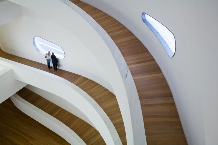 Sede da Fundação Iberê Camargo, rampas no salão principal. Arquiteto Álvaro Siza, 2008<br />Foto Nelson Kon 