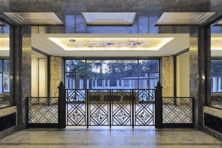 Separating the main floor of the hall of honor, a wrought iron fence inevitably attracts the gaze<br />Foto Georges de Kinder  [Ma² - Metzger and Partners Architecture]