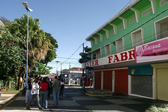 Grupo vê detalhes da obra de Carlos Zamboni<br />Foto Mauro Ferreira 