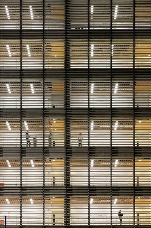 Detalhe - vista noturna dos brises da fachada<br />Fotos de Nelson Kon e Tiago Andrade 