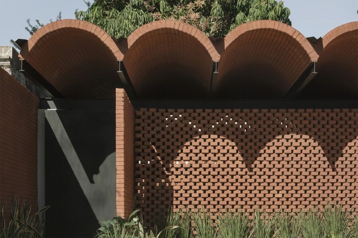 Casa Intermedia, Assunção, Paraguai, 2021. Arquitetos Horacio Cherniavsky, Viviana Pozzoli, Gabriela Ocampos, Franco Pinazzo e Rolph Vuyk (autores) / Equipo de Arquitectura<br />Foto Frederico Cairoli 
