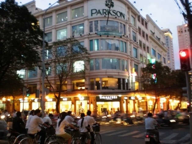 Anoitecer no bairro francês e bicletas, Saigon<br />Foto Lucia Maria Borges de Oliveira 