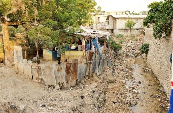 Delmas, Haiti, 2012. Arena de “briga de galo”. A atividade é fruto de entretenimento no país<br />Foto Alyson Montrezol 