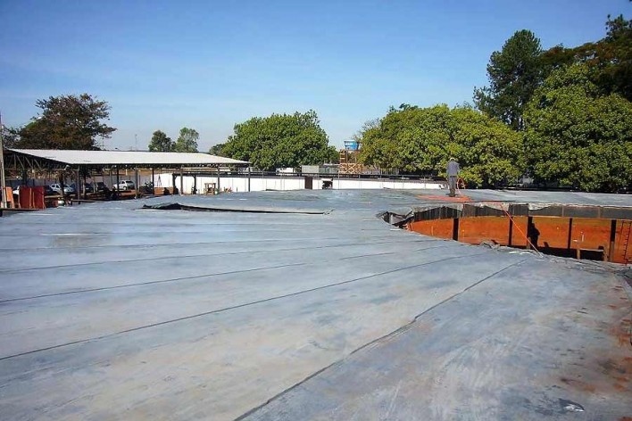 Fundação Darcy Ribeiro. Realização de cura do concreto da laje do mezanino com manta de bidim molhada. Instituto Brasileiro de Tecnologia do Habitat, Arquiteto João Filgueiras Lima, Lelé. Brasília DF, Brasil, 2010