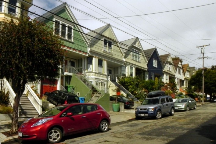 Rua residencial, Castro. Nas adjacências da Castro Avenue, o comércio especializado para o público LGBT é substituído pela paisagem urbana comum em outros bairros de San Francisco<br />Foto Maria Carolina Maziviero, 05/04/2014 
