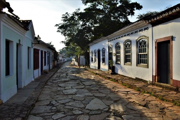 Lajes de pedra (lajeado) assentadas em rua de Tiradentes MG, 2014<br />Foto Elio Moroni Filho 
