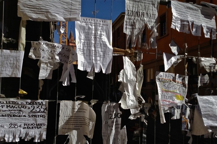 Centro Histórico de Bolonha, varal publicitario<br />Foto Fabio Jose Martins de Lima 