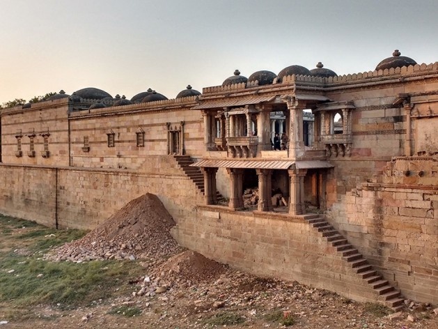 Reservatório da mesquita Sarkej Rosa em Ahmedabad (lago seco, com entulhos)<br />Foto Carlos M Teixeira 