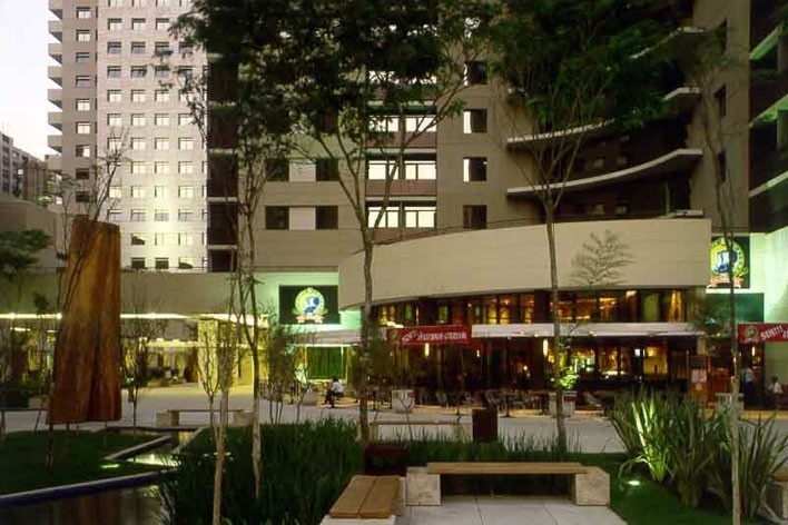 Brascan Century Plaza, praça de acesso coletivo, Itaim Bibi, São Paulo. Arquitetos Jorge Konigsberger e Gianfranco Vannucchi<br />Foto Nelson Kon 
