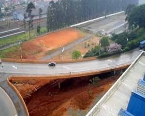 Vista do terreno e da alça de acesso ao viaduto<br />Imagem dos autores do projeto 