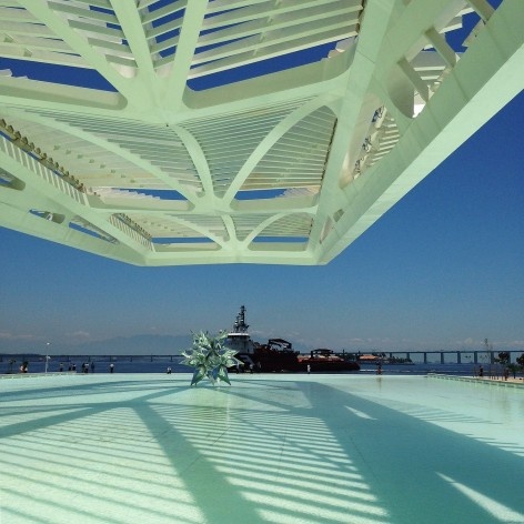 Museu do Amanhã, espelho d’água e vista para a Baía da Guanabara, Rio de Janeiro. Arquiteto Santiago Calatrava<br />Foto Fausto Sombra 