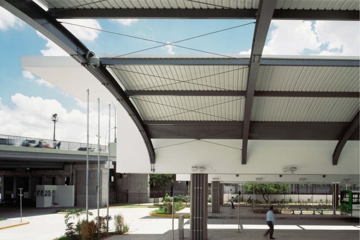 Núcleo de Arquitetura, Terminal de ônibus Lapa, São Paulo, 2003<br />Foto Nelson Kon 