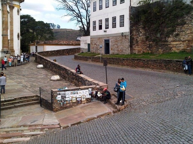 Ao lado da igreja São Francisco de Assis, rua de paralelepípedos ladeada por muros de arrimo<br />Foto Abilio Guerra 