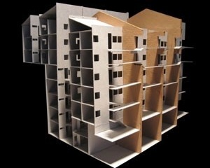 Vista geral.do novo edifício inserido nas estruturas preexistentes, percebendo-se as passarelas da fachada principal bem como os pátios internos<br />Imagem dos autores do projeto 