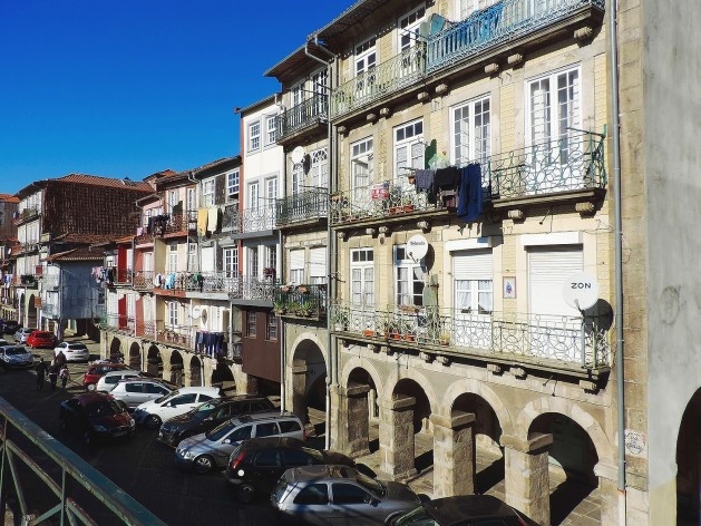 Porto, Miragaia, casario e espaços públicos reabilitados pelo CRUARB/CH, onde prevalecem moradias populares e restaurantes nos térreos<br />Foto Andréa da Rosa Sampaio, 2016 