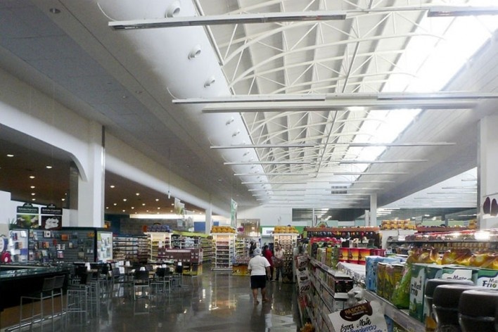 Supermercado Angeloni, Criciúma, 1976-1978 (original) e 2009-2011 (reforma e ampliação). Douglas Piccolo Arquitetura<br />Foto Cinara Piccolo 