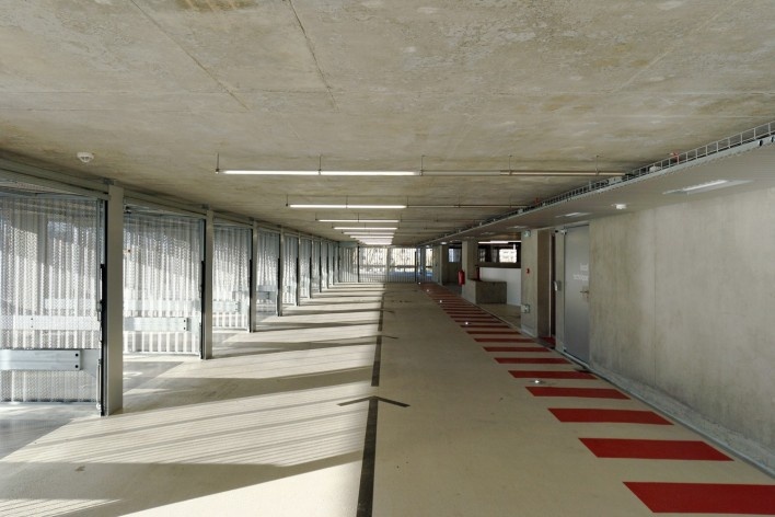 Edifício de Uso Misto, boxes de estacionamento, Grenoble. Arquiteto Hugues Grudzinski / GaP Studio<br />Foto divulgação  [GaP Studio]