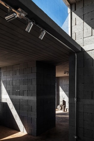 Sede de uma Fábrica de Blocos, Avaré SP Brasil, 2015. Arquitetos André Nunes, Anna Juni, Enk te Winkel e Gustavo Delonero (autores) / Vão Arquitetura<br />Foto Rafaela Netto 