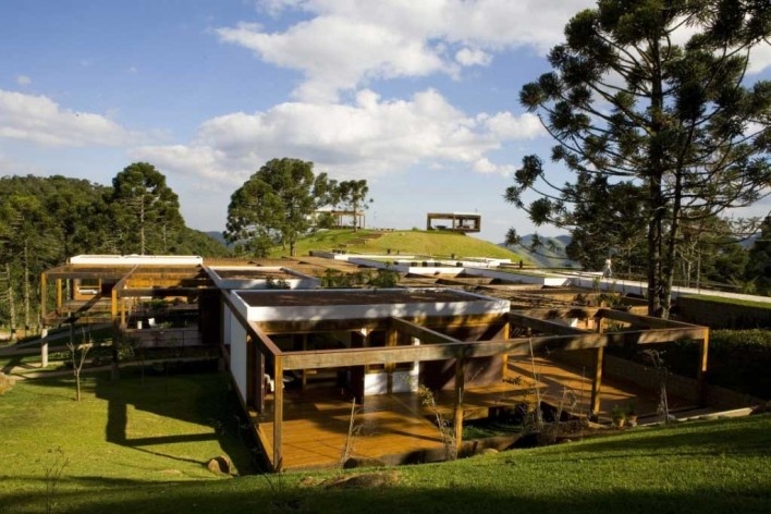 Projeto Casa Grelha, vista externa do conjunto.Forte, Gimenes & Marcondes Ferraz Arquitetos, 2º. prêmio categoria profissional/ obras concluídas,Serra da Mantiqueira, SP, 2005-2007.