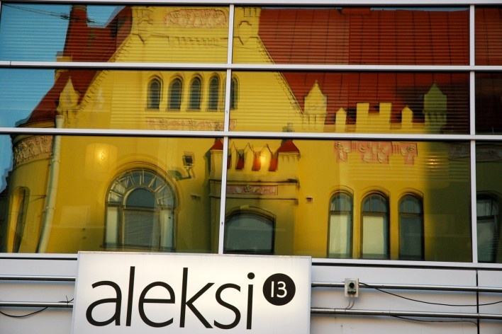 Outra tomada de patrimônio refletido no centro urbano, na Kauppakatu 11 nas proximidades de Keskustori<br />Foto Fabio Lima 