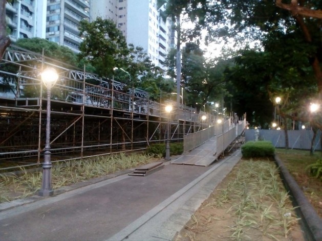 O interior da praça Campo Grande ocupado pelas instalações de apoio para o carnaval. As vias que são normalmente utilizadas por moradores da cidade para corrida e caminhada se encontram interditadas<br />Foto Volha Yermalayeva Franco 