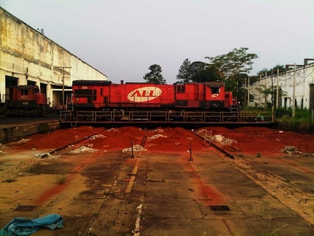 Manutenção de locomotiva, região da Fonte Luminosa, Araraquara<br />Foto Abilio Guerra 