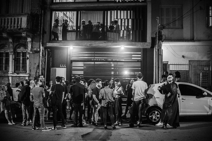 Edifício Condessa, abertura de uma exposição no projecspace Bronze, Porto Alegre RS Brasil, 2018. Arquitetos Cristiano Lindenmeyer Kunze e Nathalia Cantergiani Fagundes de Oliveira (autores) / Cantergiani + Kunze Arquitetos<br />Foto Thiéle Elissa 