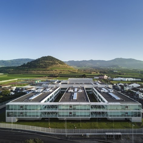 Escola Gaspar Frutuoso, Ribeira Grande, Azores, Portugal, 2016. Arquiteto Carlos Almeida Marques<br />Foto Fernando Guerra 
