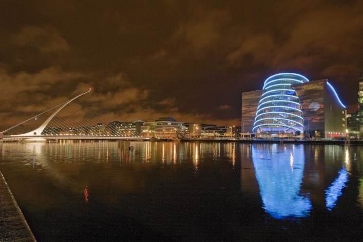 Centro de convenções de Dublin (à direita), arquiteto Kevin Roche<br />Foto divulgação  [webite oficial do Centro de Concenções de Dublin]