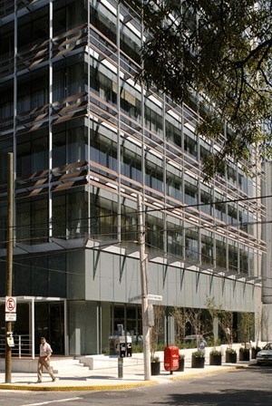 Vista da esquina, área comercial<br />Imagens dos autores do projeto 