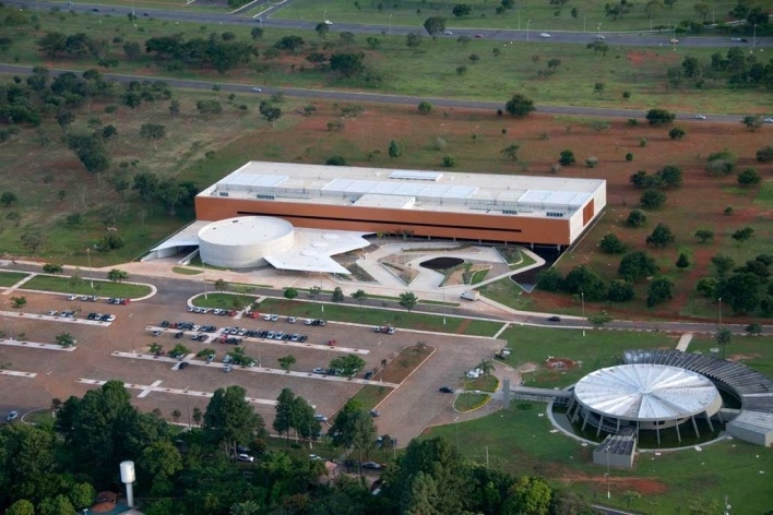 Em primeiro plano, praça Duque de Caxias, de Burle Marx, no Setor Militar Urbano, referência para o paisagismo da sede da FHE (canto superior esquerdo da foto)<br />Foto Joana França 