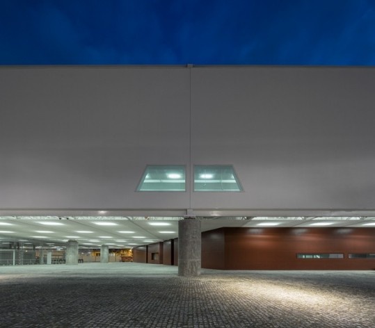 Museu Nacional dos Coches, térreo do pavilhão principal, Lisboa. Arquiteto Paulo Mendes da Rocha, MMBB arquitetos e Bak Gordon arquitetos<br />Foto Fernando Guerra  [FG+SG Architectural Photography]
