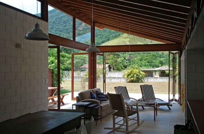 Residência em Guaecá, São Sebastião SP Brasil, 2006. Arquitetos Henrique Fina, Luis Mauro Freire e Maria do Carmo Vilariño (autores) / Projeto Paulista<br />Foto Luis Mauro Freire 