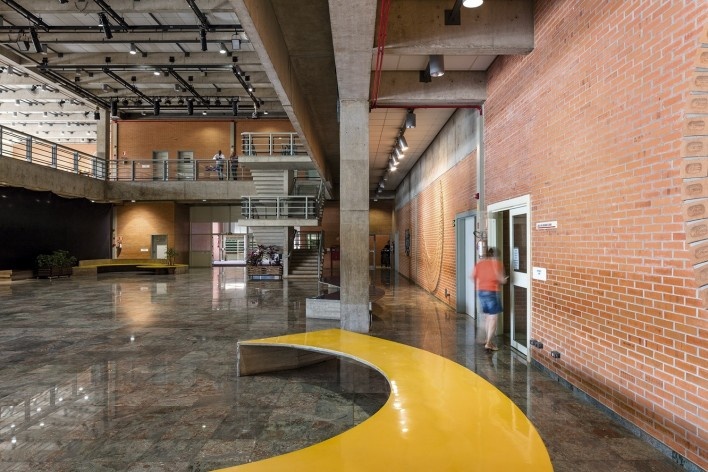 Sesc Araraquara, área de convivência, 2000. Arquitetos Abrahão Sanovicz e Edson Jorge Elito<br />Foto Leonardo Finotti 