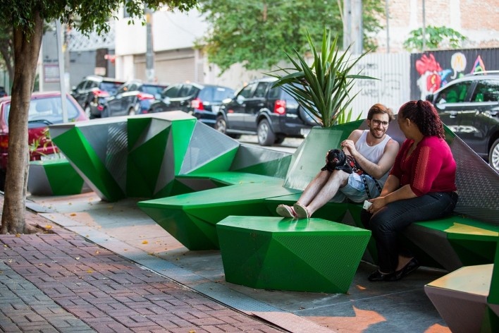 Parklet Joaquim Antunes. Zoom e Contain It.<br />Foto Fabio Arantes 